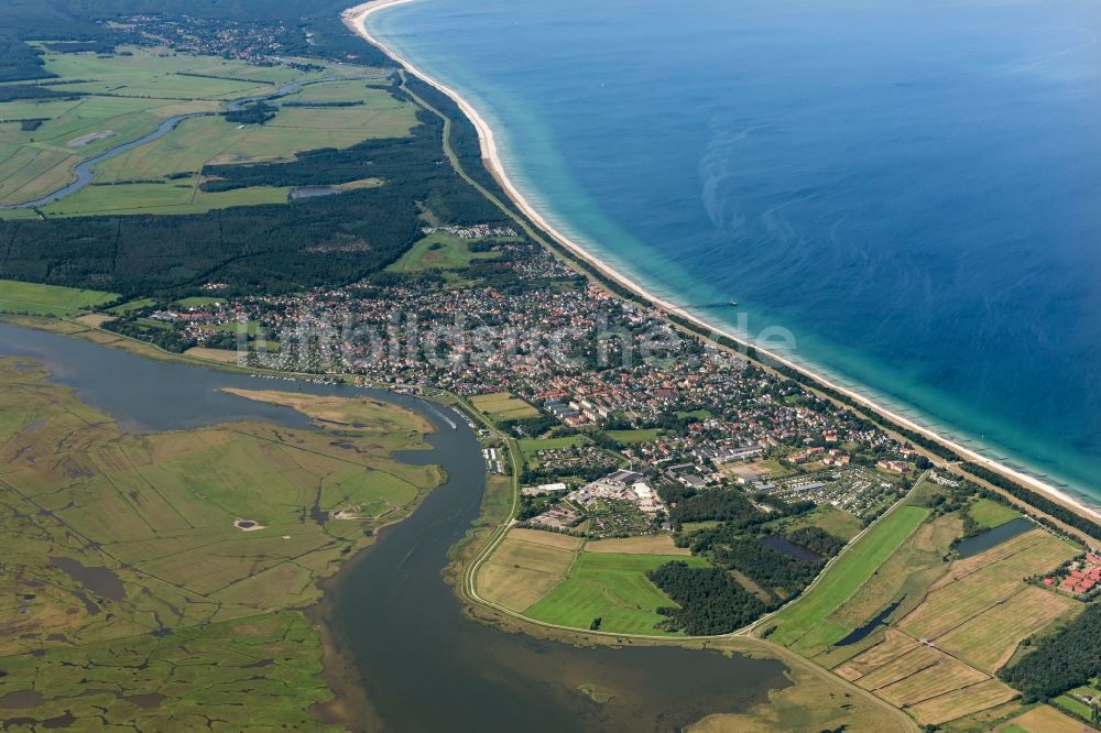 Zingst aus der Vogelperspektive: Küsten- Landschaft am Sandstrand der Ostsee bei Zingst im Bundesland Mecklenburg-Vorpommern