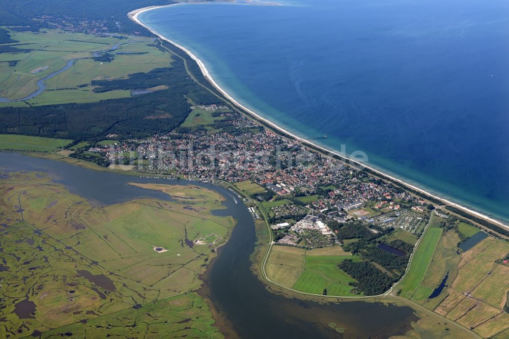 Luftaufnahme Zingst - Küsten- Landschaft am Sandstrand der Ostsee bei Zingst im Bundesland Mecklenburg-Vorpommern