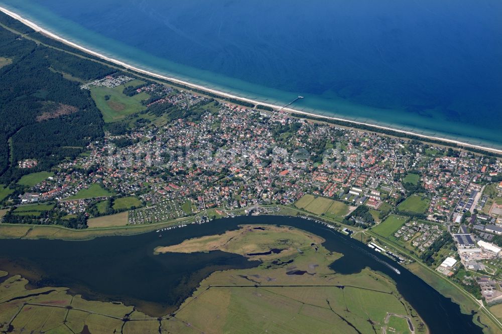 Zingst aus der Vogelperspektive: Küsten- Landschaft am Sandstrand der Ostsee bei Zingst im Bundesland Mecklenburg-Vorpommern