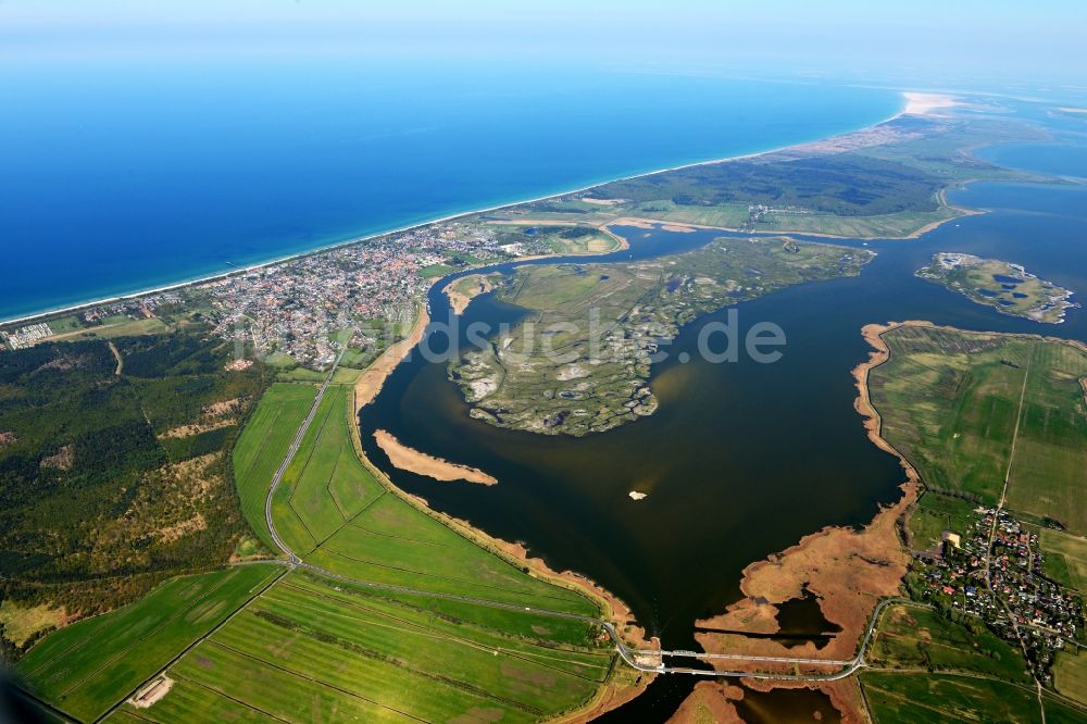 Luftaufnahme Zingst - Küsten- Landschaft am Sandstrand der Ostsee bei Zingst im Bundesland Mecklenburg-Vorpommern