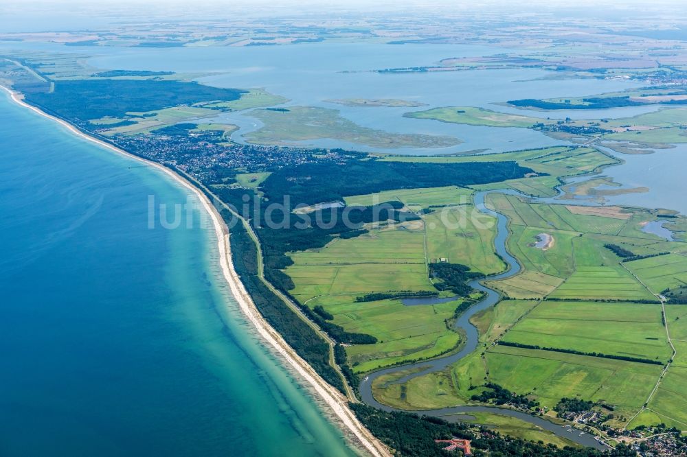 Zingst aus der Vogelperspektive: Küsten- Landschaft am Sandstrand der Ostsee bei Zingst im Bundesland Mecklenburg-Vorpommern