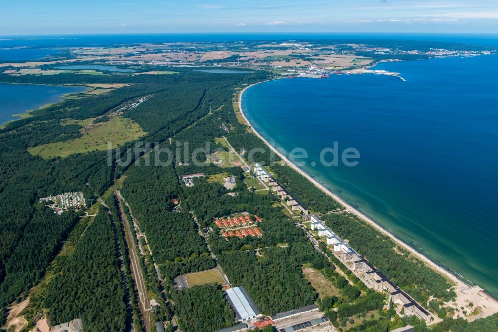 Binz aus der Vogelperspektive: Küsten- Landschaft am Sandstrand der Ostsee in Binz im Bundesland Mecklenburg-Vorpommern, Deutschland