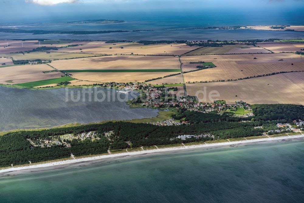 Luftaufnahme Breege - Küsten- Landschaft am Sandstrand der Ostsee in Breege im Bundesland Mecklenburg-Vorpommern, Deutschland