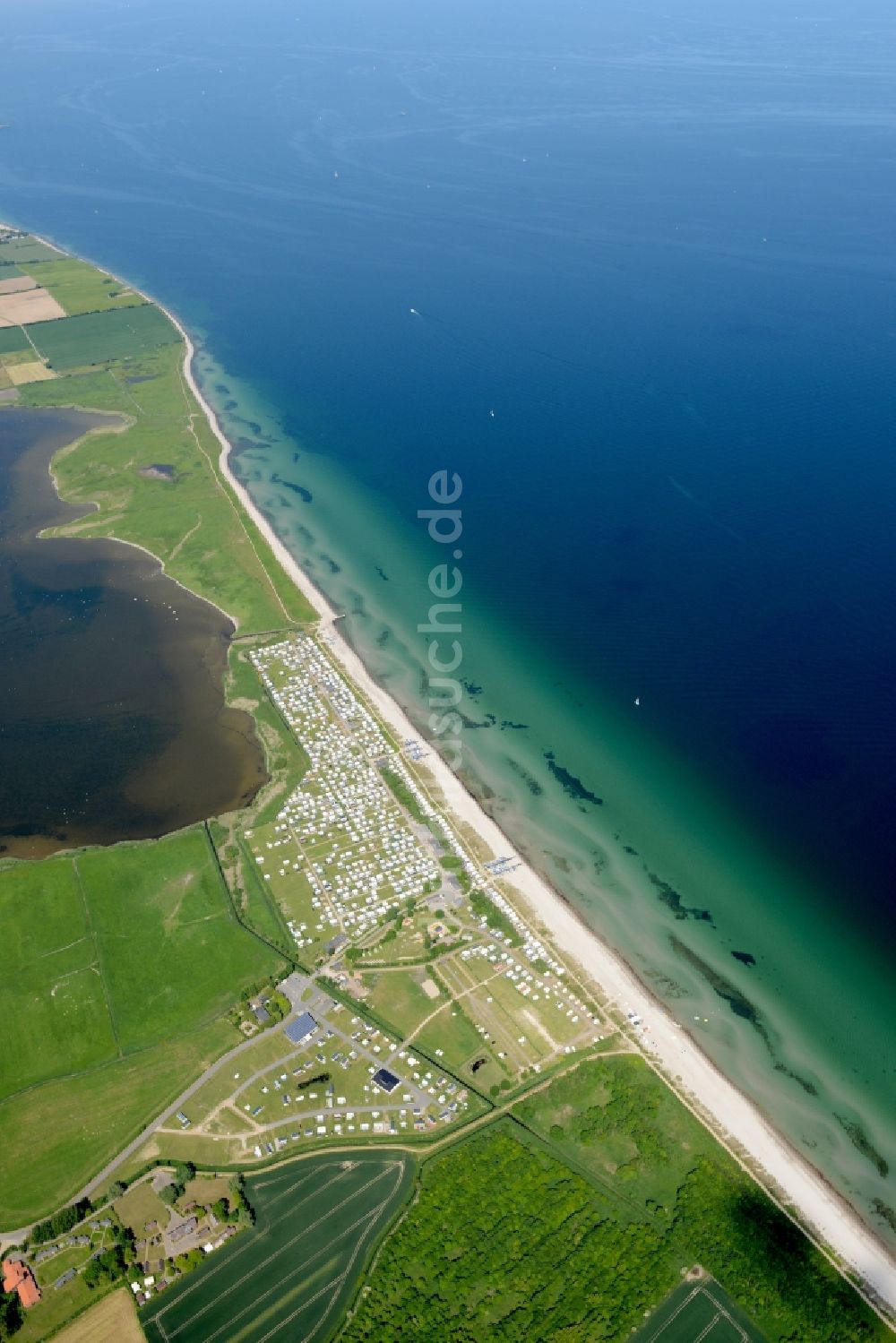 Luftaufnahme Dörphof - Küsten- Landschaft am Sandstrand der Ostsee in Dörphof im Bundesland Schleswig-Holstein