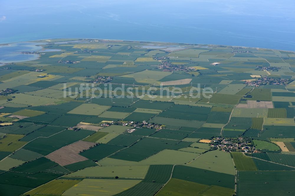 Fehmarn aus der Vogelperspektive: Küsten- Landschaft am Sandstrand der Ostsee in Fehmarn im Bundesland Schleswig-Holstein