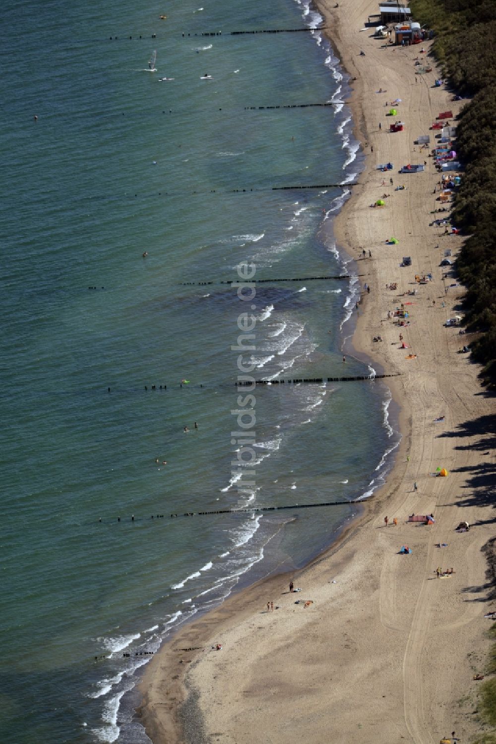 Graal-Müritz aus der Vogelperspektive: Küsten- Landschaft am Sandstrand der Ostsee in Graal-Müritz im Bundesland Mecklenburg-Vorpommern