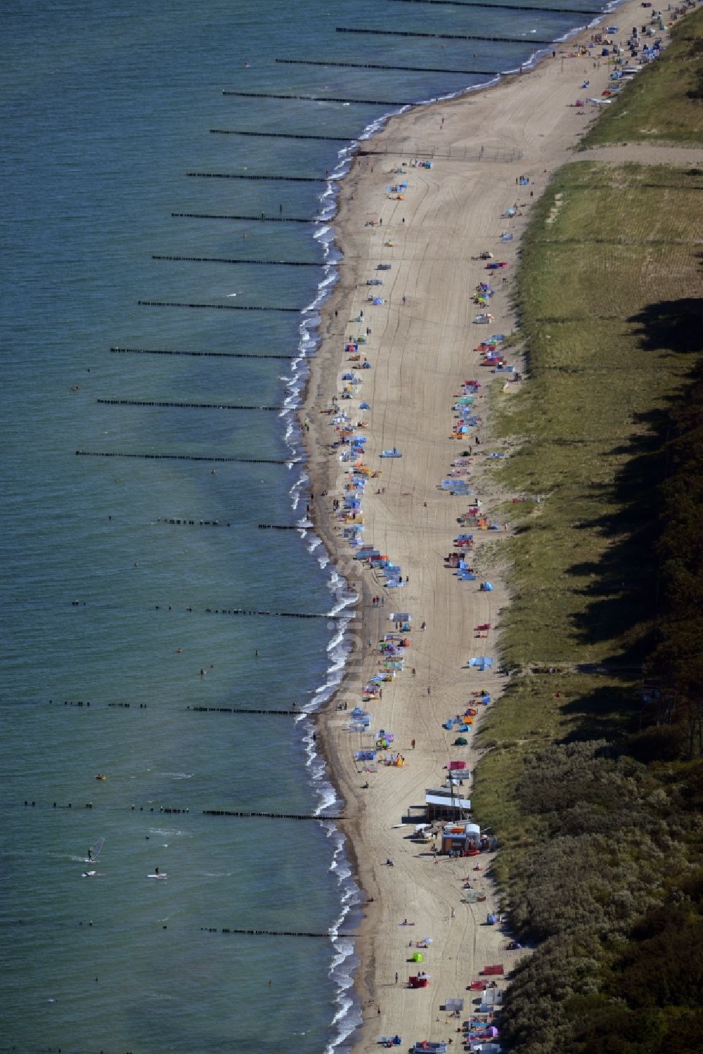 Luftaufnahme Graal-Müritz - Küsten- Landschaft am Sandstrand der Ostsee in Graal-Müritz im Bundesland Mecklenburg-Vorpommern