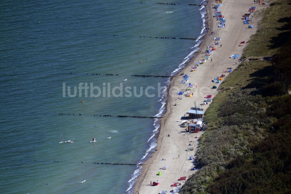 Graal-Müritz aus der Vogelperspektive: Küsten- Landschaft am Sandstrand der Ostsee in Graal-Müritz im Bundesland Mecklenburg-Vorpommern