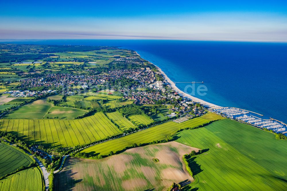 Luftaufnahme Grömitz - Küsten- Landschaft am Sandstrand der Ostsee in Grömitz im Bundesland Schleswig-Holstein, Deutschland