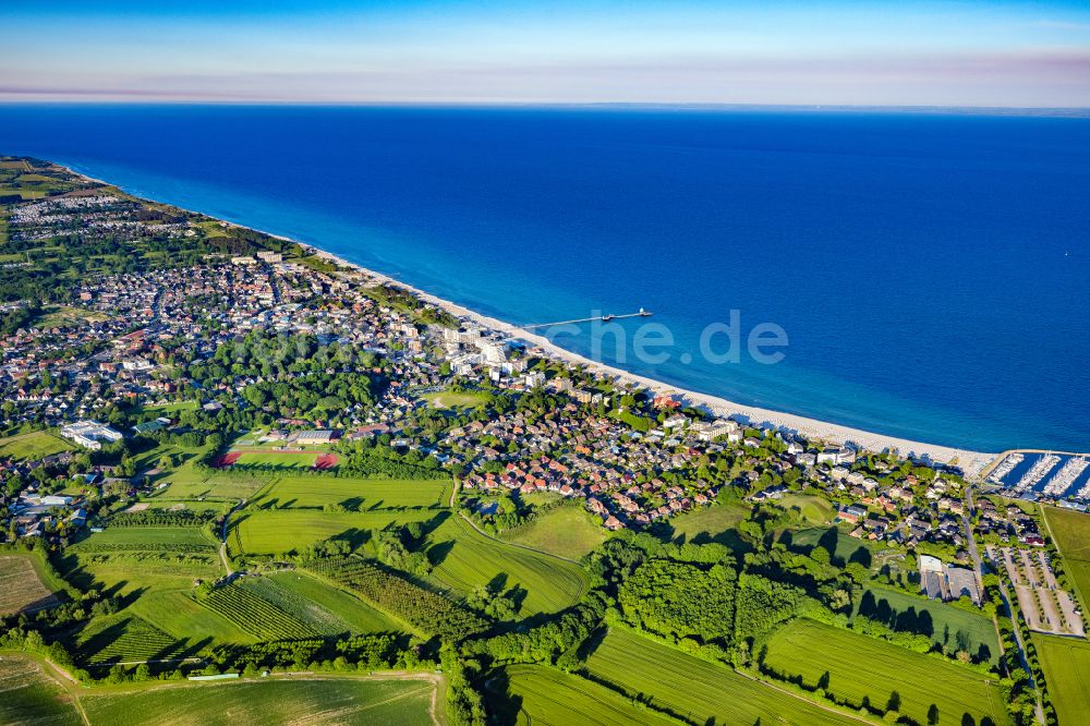 Luftaufnahme Grömitz - Küsten- Landschaft am Sandstrand der Ostsee in Grömitz im Bundesland Schleswig-Holstein, Deutschland