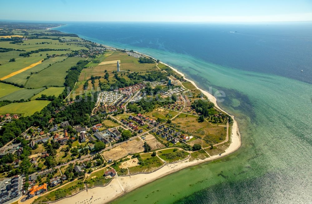 Luftaufnahme Neustadt in Holstein - Küsten- Landschaft am Sandstrand der Ostsee-Küste in Neustadt in Holstein im Bundesland Schleswig-Holstein