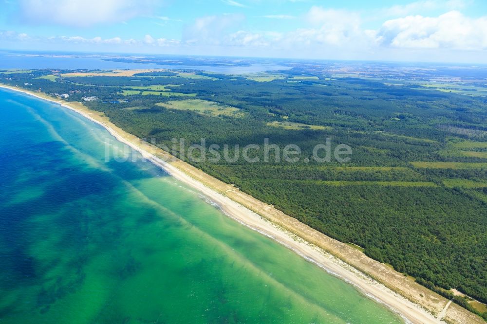 Neuhaus von oben - Küsten- Landschaft am Sandstrand der Ostsee in Neuhaus im Bundesland Mecklenburg-Vorpommern, Deutschland