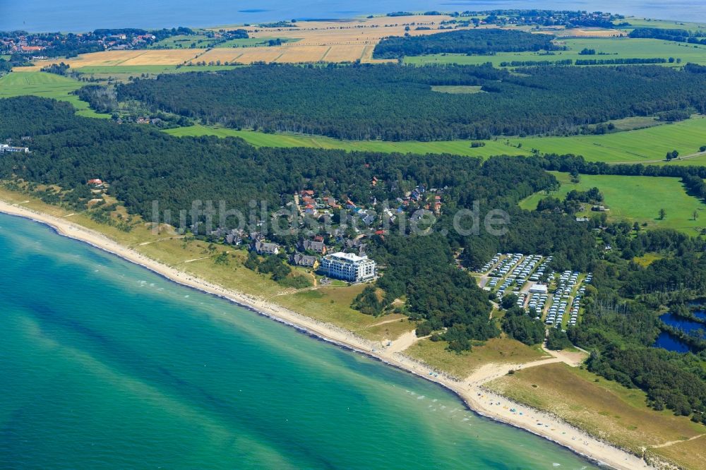 Neuhaus von oben - Küsten- Landschaft am Sandstrand der Ostsee in Neuhaus im Bundesland Mecklenburg-Vorpommern, Deutschland