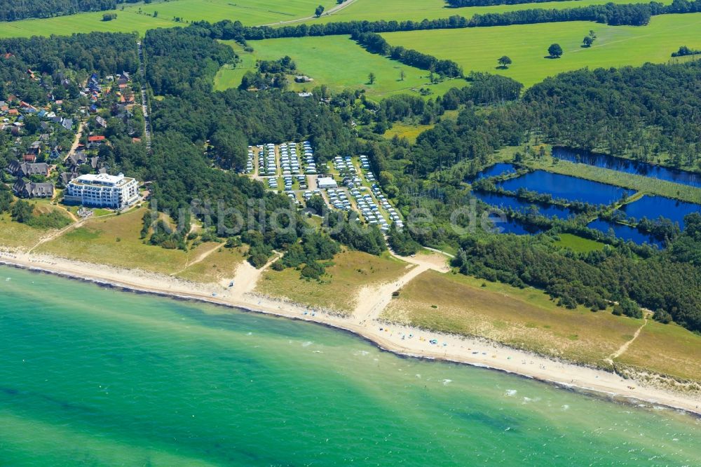 Neuhaus aus der Vogelperspektive: Küsten- Landschaft am Sandstrand der Ostsee in Neuhaus im Bundesland Mecklenburg-Vorpommern, Deutschland