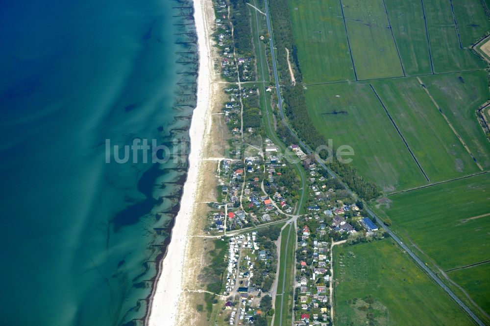 Dierhagen von oben - Küsten- Landschaft am Sandstrand der Ostsee im Ortsteil Dierhagen Ost in Dierhagen im Bundesland Mecklenburg-Vorpommern