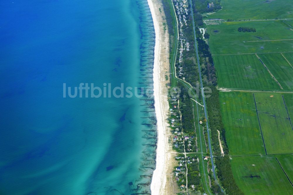 Dierhagen aus der Vogelperspektive: Küsten- Landschaft am Sandstrand der Ostsee im Ortsteil Dierhagen Ost in Dierhagen im Bundesland Mecklenburg-Vorpommern