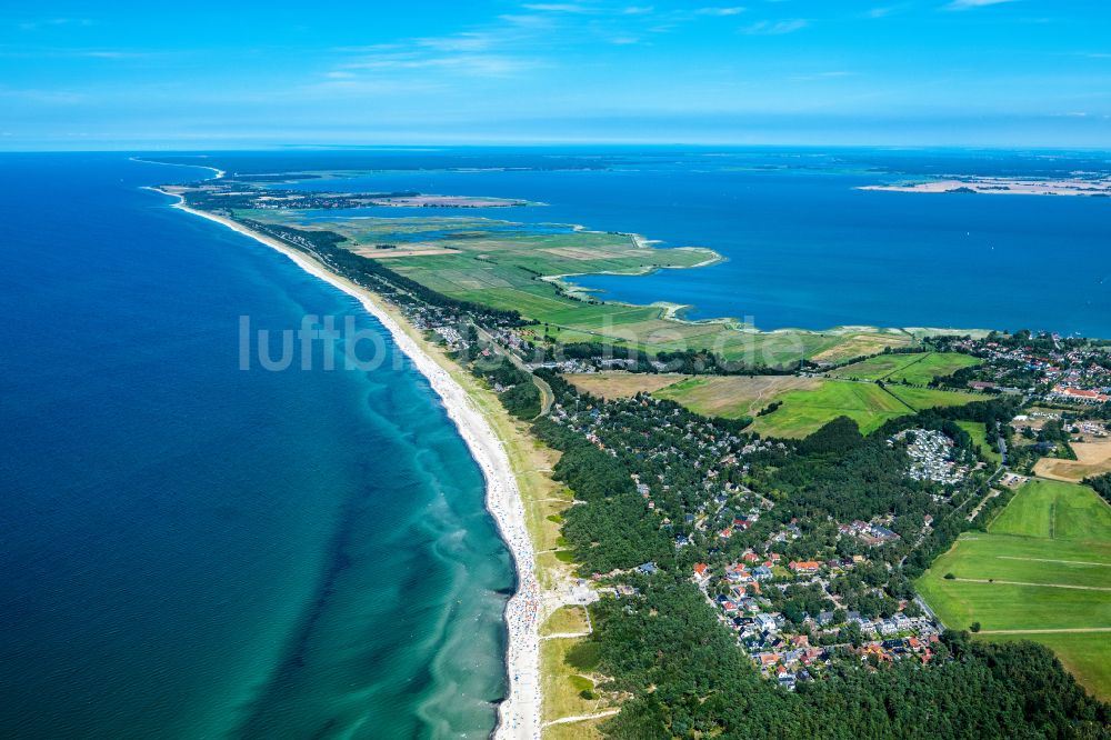 Ostseebad Dierhagen aus der Vogelperspektive: Küsten- Landschaft am Sandstrand der Ostsee im Ortsteil Dierhagen Ost in Dierhagen im Bundesland Mecklenburg-Vorpommern