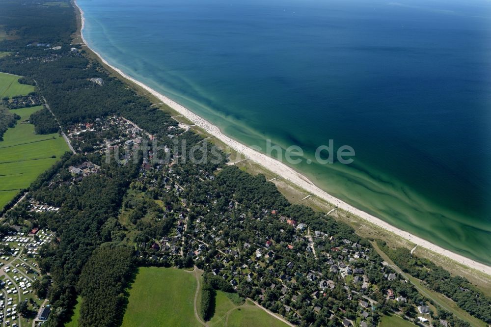 Luftaufnahme Dierhagen - Küsten- Landschaft am Sandstrand der Ostsee im Ortsteil Neuhaus in Dierhagen im Bundesland Mecklenburg-Vorpommern