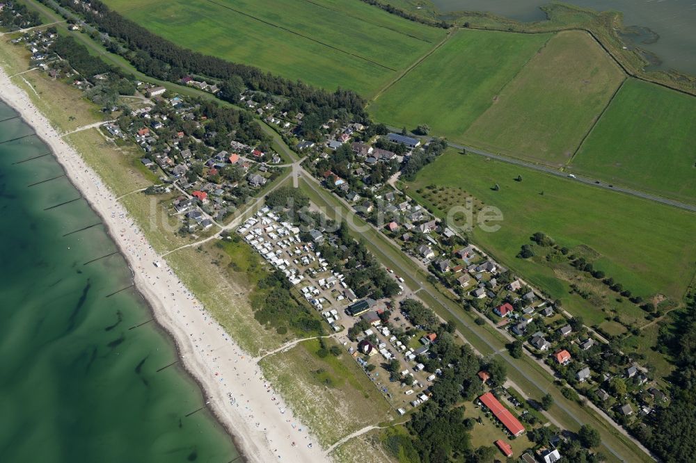 Luftaufnahme Dierhagen - Küsten- Landschaft am Sandstrand der Ostsee im Ortsteil Neuhaus in Dierhagen im Bundesland Mecklenburg-Vorpommern