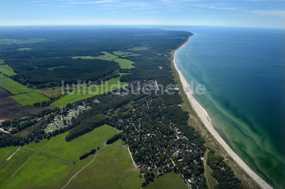 Luftaufnahme Dierhagen - Küsten- Landschaft am Sandstrand der Ostsee im Ortsteil Neuhaus in Dierhagen im Bundesland Mecklenburg-Vorpommern