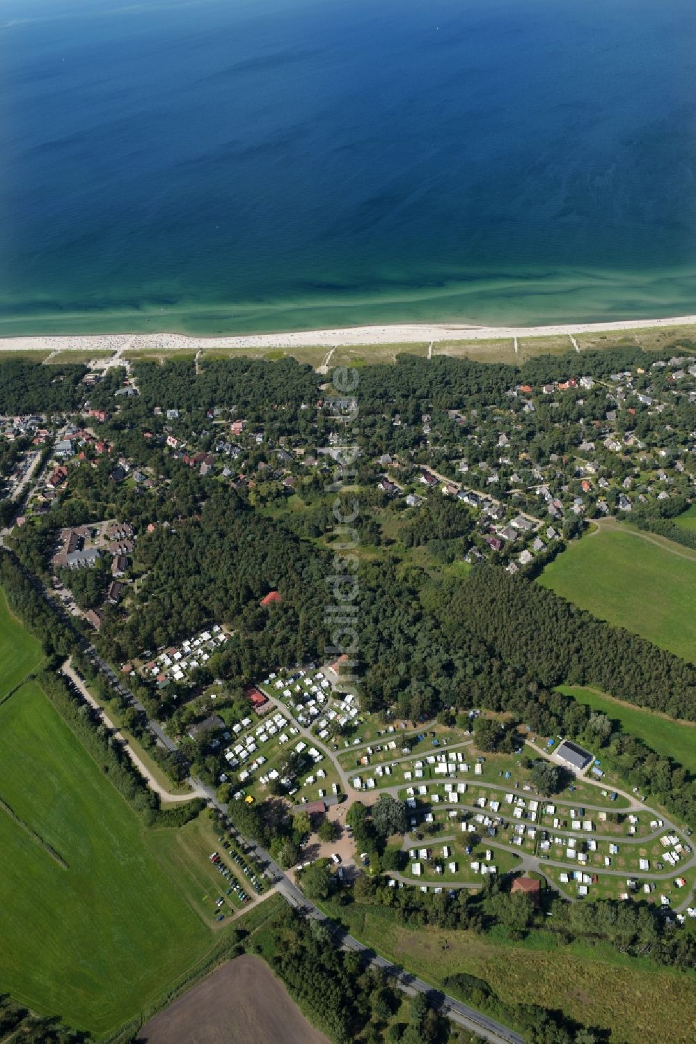 Dierhagen aus der Vogelperspektive: Küsten- Landschaft am Sandstrand der Ostsee im Ortsteil Neuhaus in Dierhagen im Bundesland Mecklenburg-Vorpommern