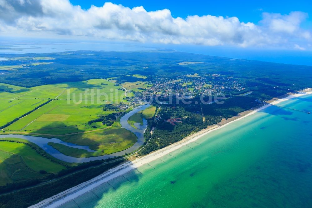 Prerow aus der Vogelperspektive: Küsten- Landschaft am Sandstrand der Ostsee in Prerow im Bundesland , Deutschland