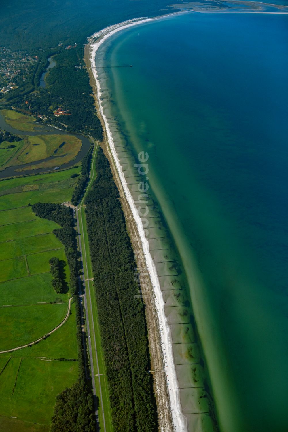 Luftaufnahme Prerow - Küsten- Landschaft am Sandstrand der Ostsee in Prerow im Bundesland , Deutschland