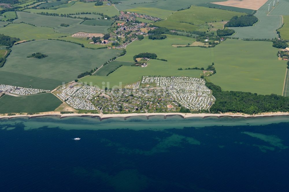 Schashagen aus der Vogelperspektive: Küsten- Landschaft am Sandstrand der Ostsee in Schashagen im Bundesland Schleswig-Holstein