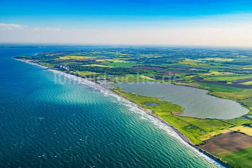 Schubystrand aus der Vogelperspektive: Küsten- Landschaft am Sandstrand der Ostsee in Schubystrand im Bundesland Schleswig-Holstein, Deutschland