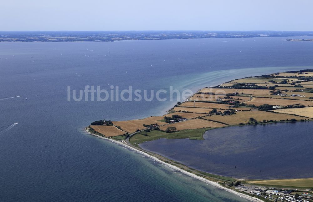 Sydals aus der Vogelperspektive: Küsten- Landschaft am Sandstrand der Ostsee in Sydals in Dänemark