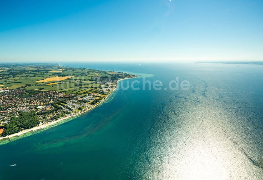 Travemünde von oben - Küsten- Landschaft am Sandstrand der Ostsee in Travemünde im Bundesland Schleswig-Holstein