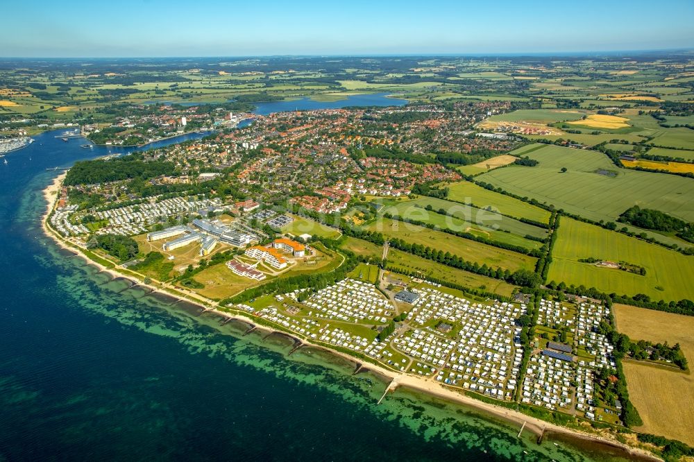 Travemünde aus der Vogelperspektive: Küsten- Landschaft am Sandstrand der Ostsee in Travemünde im Bundesland Schleswig-Holstein