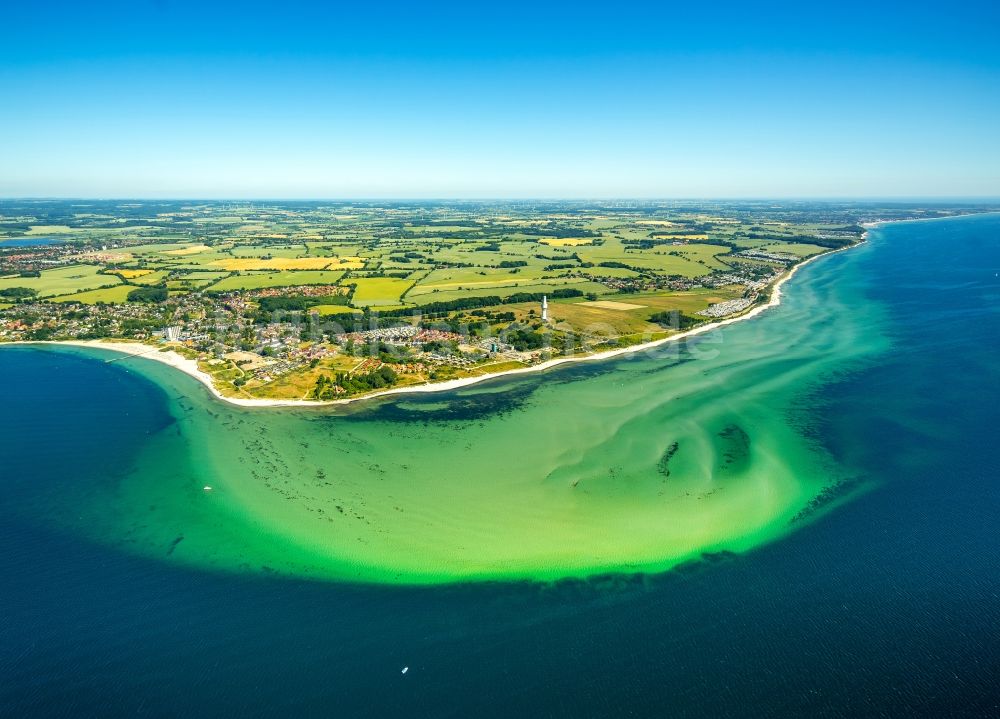 Travemünde von oben - Küsten- Landschaft am Sandstrand der Ostsee in Travemünde im Bundesland Schleswig-Holstein