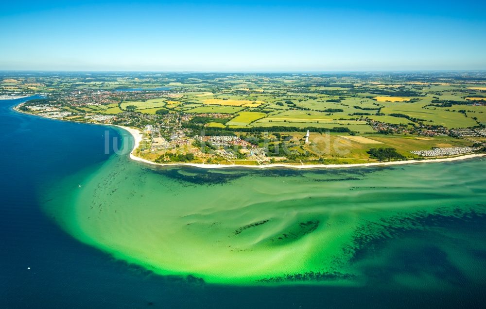 Luftaufnahme Travemünde - Küsten- Landschaft am Sandstrand der Ostsee in Travemünde im Bundesland Schleswig-Holstein