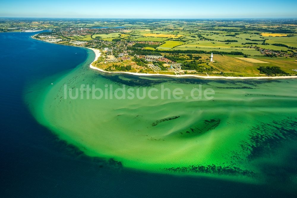 Travemünde von oben - Küsten- Landschaft am Sandstrand der Ostsee in Travemünde im Bundesland Schleswig-Holstein