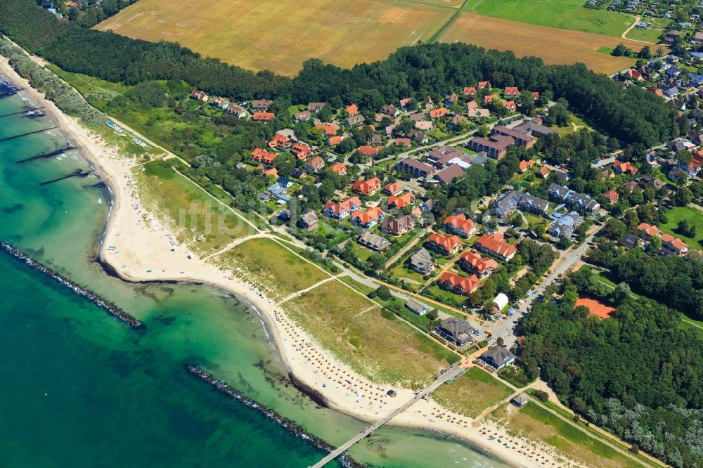 Wustrow aus der Vogelperspektive: Küsten- Landschaft am Sandstrand der Ostsee in Wustrow im Bundesland Mecklenburg-Vorpommern, Deutschland