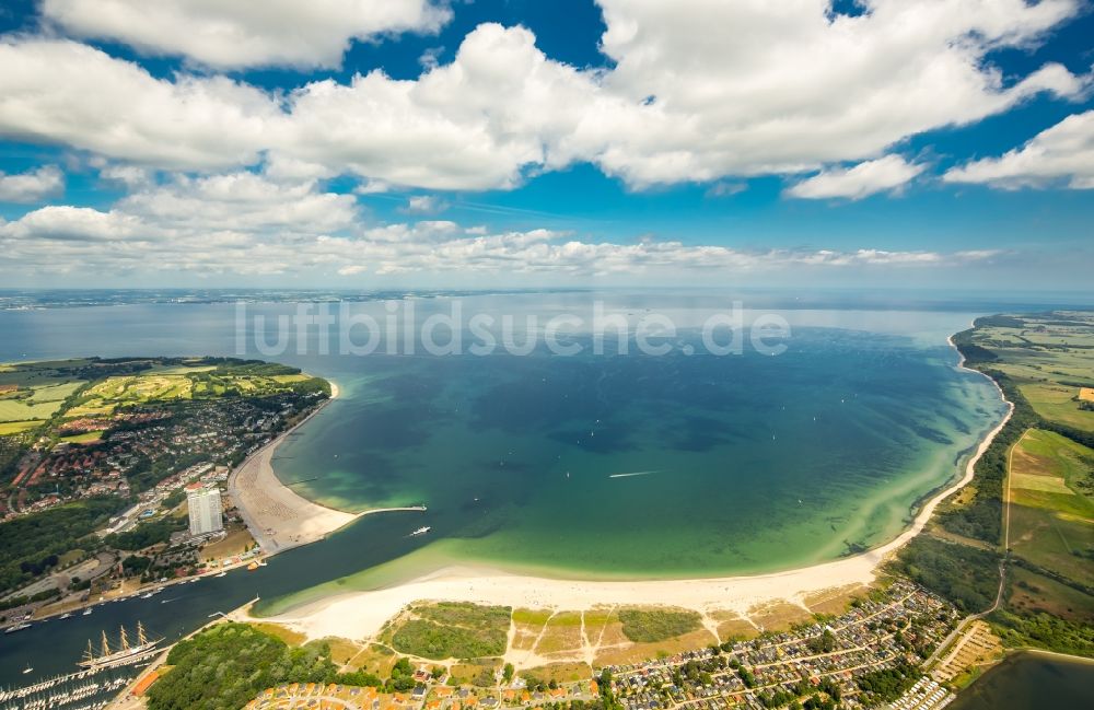 Luftaufnahme Lübeck - Küsten- Landschaft am Sandstrand der Ostseeküste bei Travemünde in Lübeck im Bundesland Schleswig-Holstein