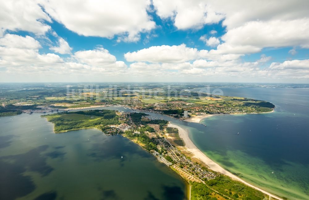 Lübeck aus der Vogelperspektive: Küsten- Landschaft am Sandstrand der Ostseeküste bei Travemünde in Lübeck im Bundesland Schleswig-Holstein