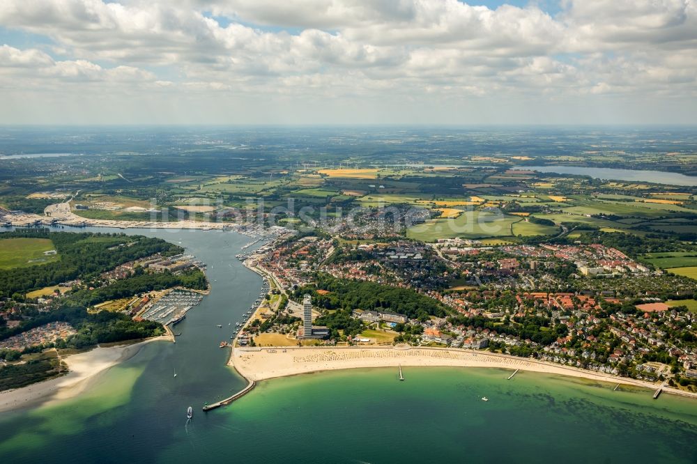 Luftaufnahme Lübeck - Küsten- Landschaft am Sandstrand der Ostseeküste bei Travemünde in Lübeck im Bundesland Schleswig-Holstein