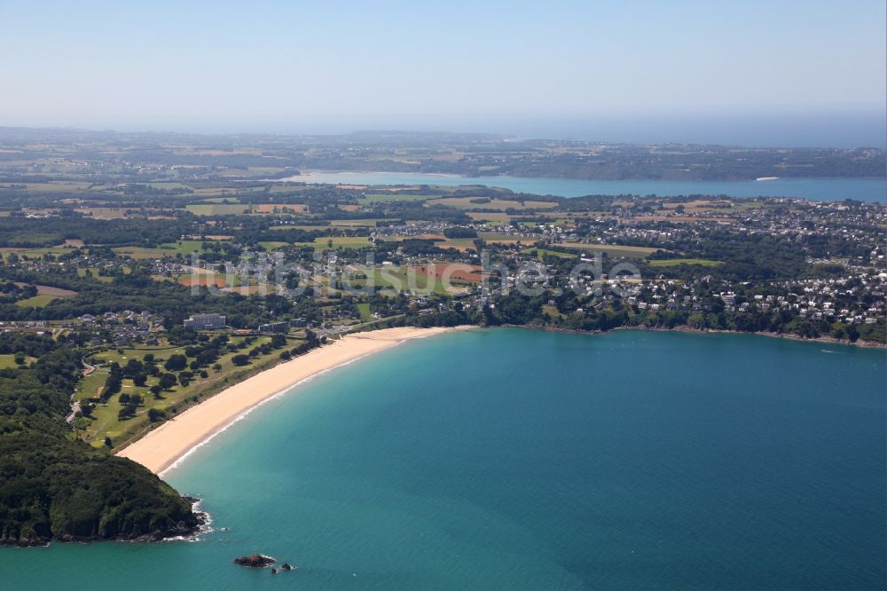 Saint-Cast-le-Guildo von oben - Küsten- Landschaft am Sandstrand der Plage de Pen Guen in Saint-Cast-le-Guildo in Bretagne, Frankreich