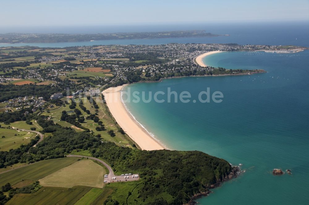 Saint-Cast-le-Guildo von oben - Küsten- Landschaft am Sandstrand der Plage de Pen Guen in Saint-Cast-le-Guildo in Bretagne, Frankreich