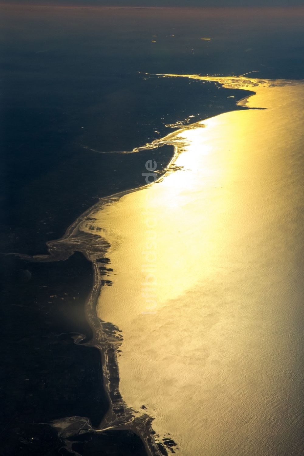 Maupertus-sur-Mer von oben - Küsten- Landschaft am Sandstrand der Ärmelkanals in Maupertus-sur-Mer in Frankreich