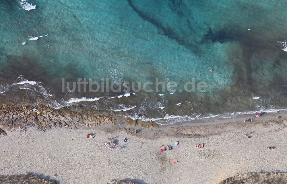 Luftaufnahme Santa Margalida - Küsten- Landschaft am Sandstrand der son serra de marina in Santa Margalida in Bucht von Alcudia in Mallorca auf der balearischen Mittelmeerinsel Mallorca, Spanien