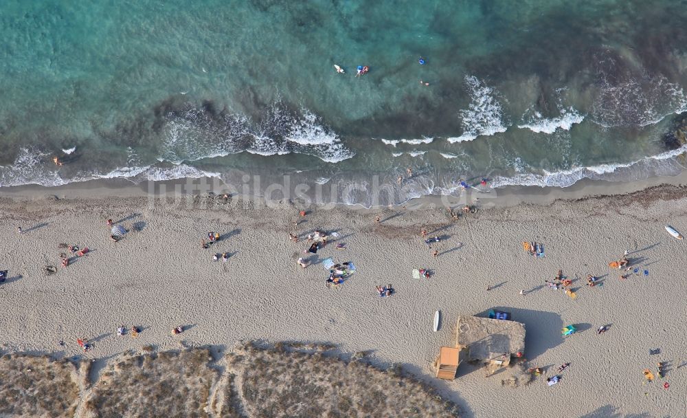 Santa Margalida von oben - Küsten- Landschaft am Sandstrand der son serra de marina in Santa Margalida in Bucht von Alcudia in Mallorca auf der balearischen Mittelmeerinsel Mallorca, Spanien