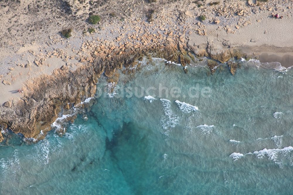 Santa Margalida aus der Vogelperspektive: Küsten- Landschaft am Sandstrand der son serra de marina in Santa Margalida in Bucht von Alcudia in Mallorca auf der balearischen Mittelmeerinsel Mallorca, Spanien