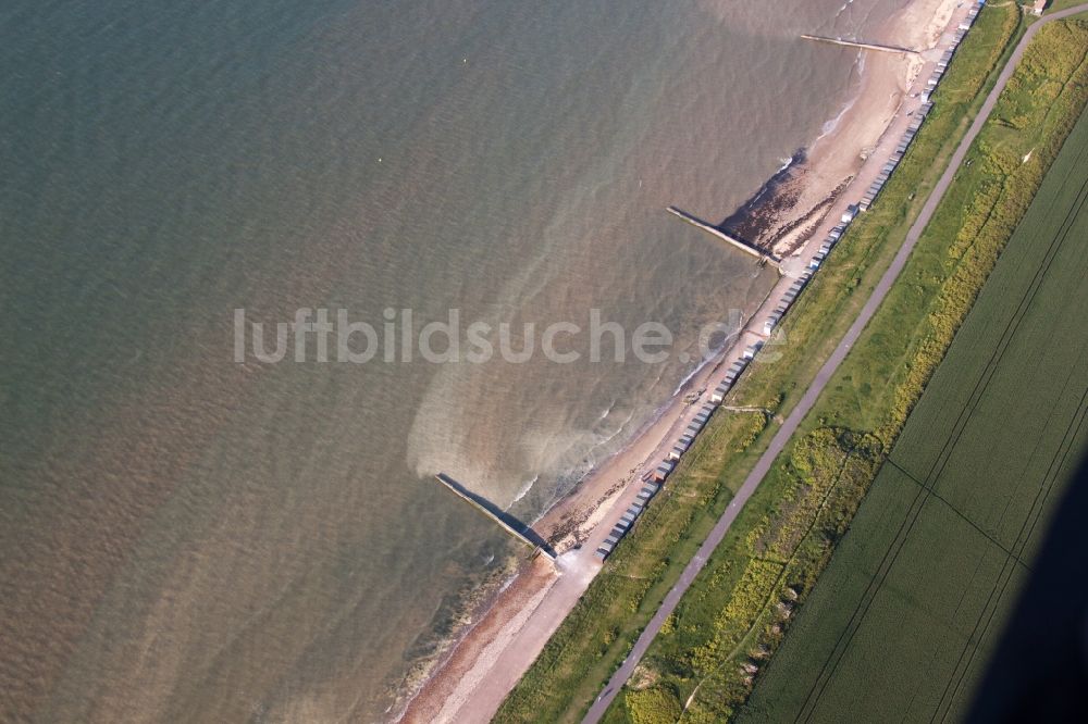 Luftaufnahme Birchington-on-Sea - Küsten- Landschaft am Sandstrand mit Strandhütten an der Nordsee in Birchington-on-Sea in England, Vereinigtes Königreich