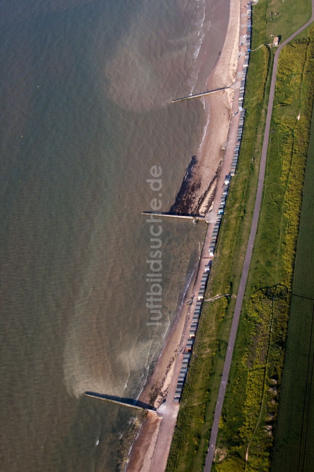 Birchington-on-Sea von oben - Küsten- Landschaft am Sandstrand mit Strandhütten an der Nordsee in Birchington-on-Sea in England, Vereinigtes Königreich