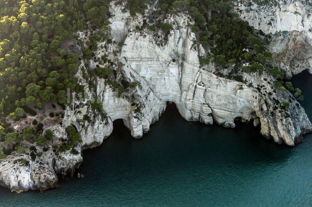 Luftaufnahme Defensola - Küsten- Landschaft an der Steilküste in Defensola in Italien