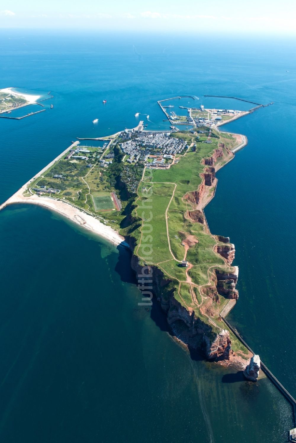 Luftaufnahme Helgoland - Küsten- Landschaft der Steilküste der Insel Helgoland in der Nordsee im Bundesland Schleswig-Holstein