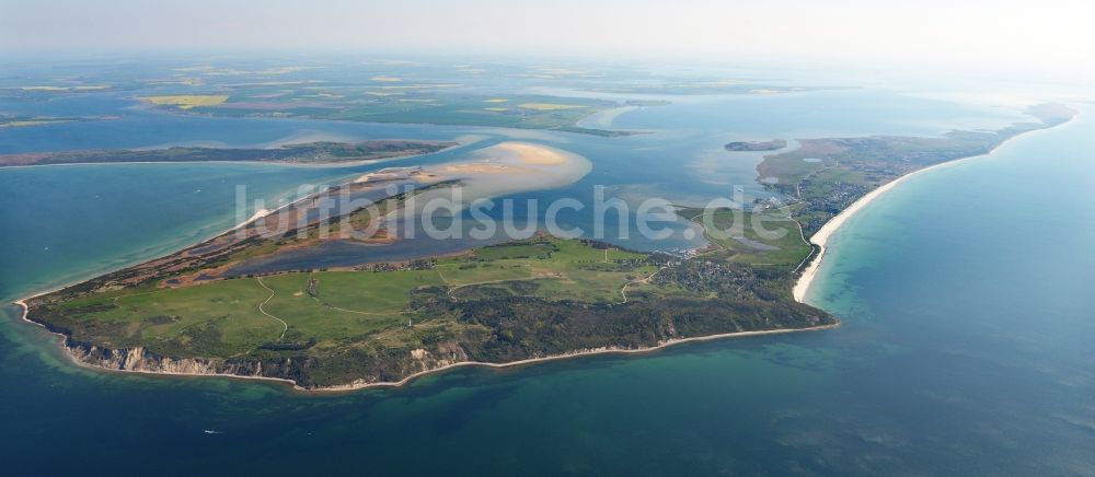 Insel Hiddensee aus der Vogelperspektive: Küsten- Landschaft an der Steilküste der Insel Hiddensee im Bundesland Mecklenburg-Vorpommern